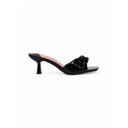 38010 Women Buckle Strap Low Heels Sandals In Black